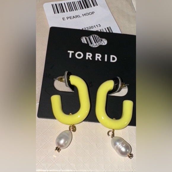 Torrid NWT E Pearl Yellow Hoop Post Earrings - Picture 3 of 7